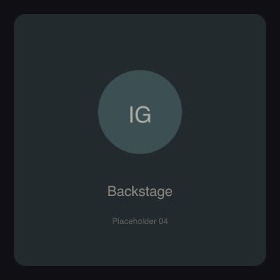 La banda preparándose para actuar